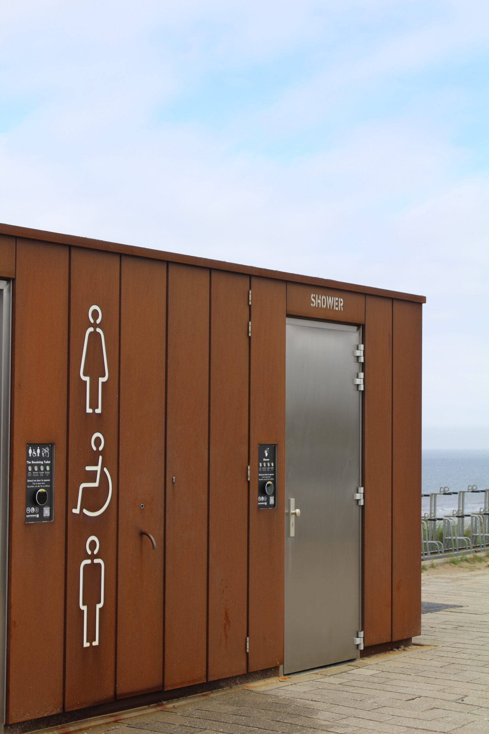 Toilettes pivotantes en acier Corten installées à Zandvoort, le long du boulevard.