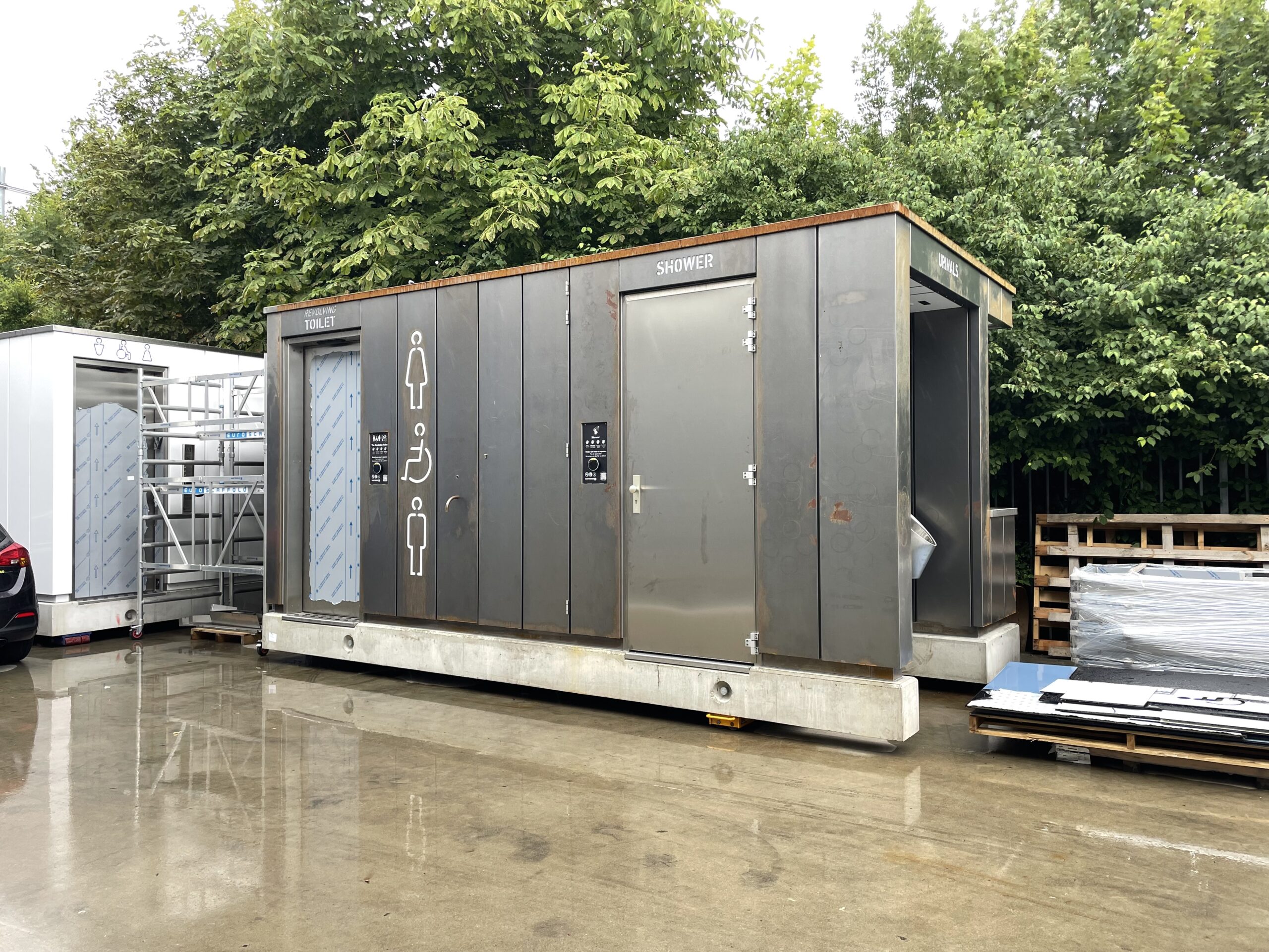 L'ensemble toilettes pivotantes + douche sur le lieu de travail